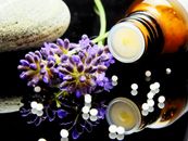 globuli-medical-bless-you-homeopathy-163186-163186 Lavender flowers with herbal homeopathy on a reflective surface, ideal for natural therapy themes.