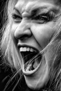 image femme qui crie -pexels-krivitskiy-32095570 image en noir et blanc d'une femme qui crie, issue de pexels-krivitskiy. pour illustrer un article de Sources du Bonheur sur l'irritabilité en périmenopause