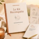 Le Kit Reconquête, guide gratuit pour se retrouver en périménopause, présenté avec un carnet ouvert, quatre cartes d’exercices, une tasse et une bougie