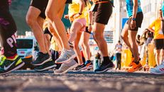 Group de personnes qui se preparent pour un marathon pour illustrer le sport en cardio intense qui n'est plus la meilleure option après 45 ans en périménopause